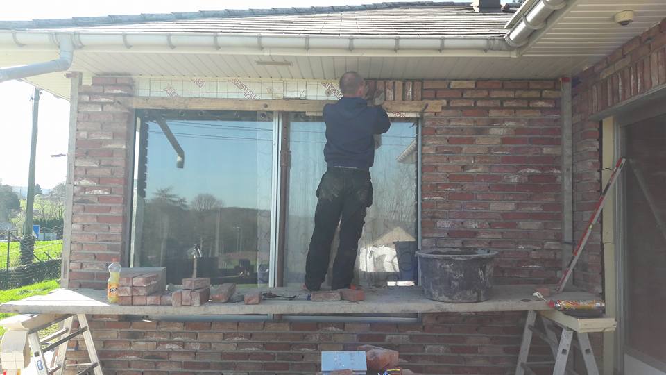 Marc Gohy sur un chantier de maçonnerie
